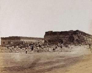 Indiase soldaten bij vernielde gebouwen, ca. 1858 (sepia foto)